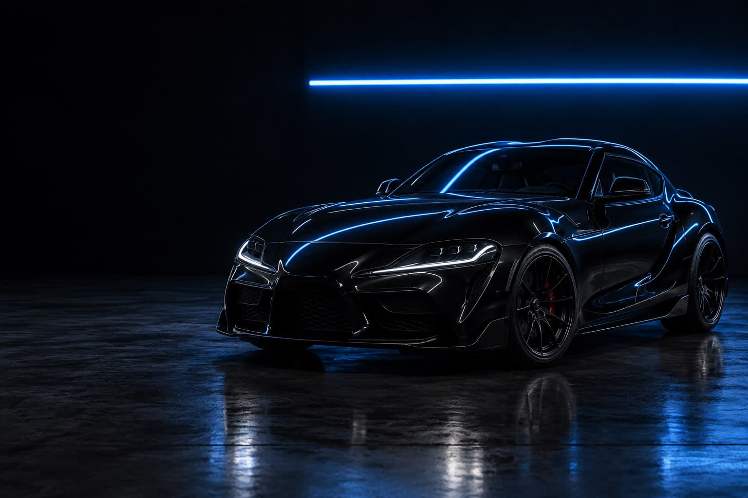 Dunkles Sportcoupé im Studio, eine blaue Lichtleiste spiegelt sich als klare Linie im Lack (Demo-Visual)